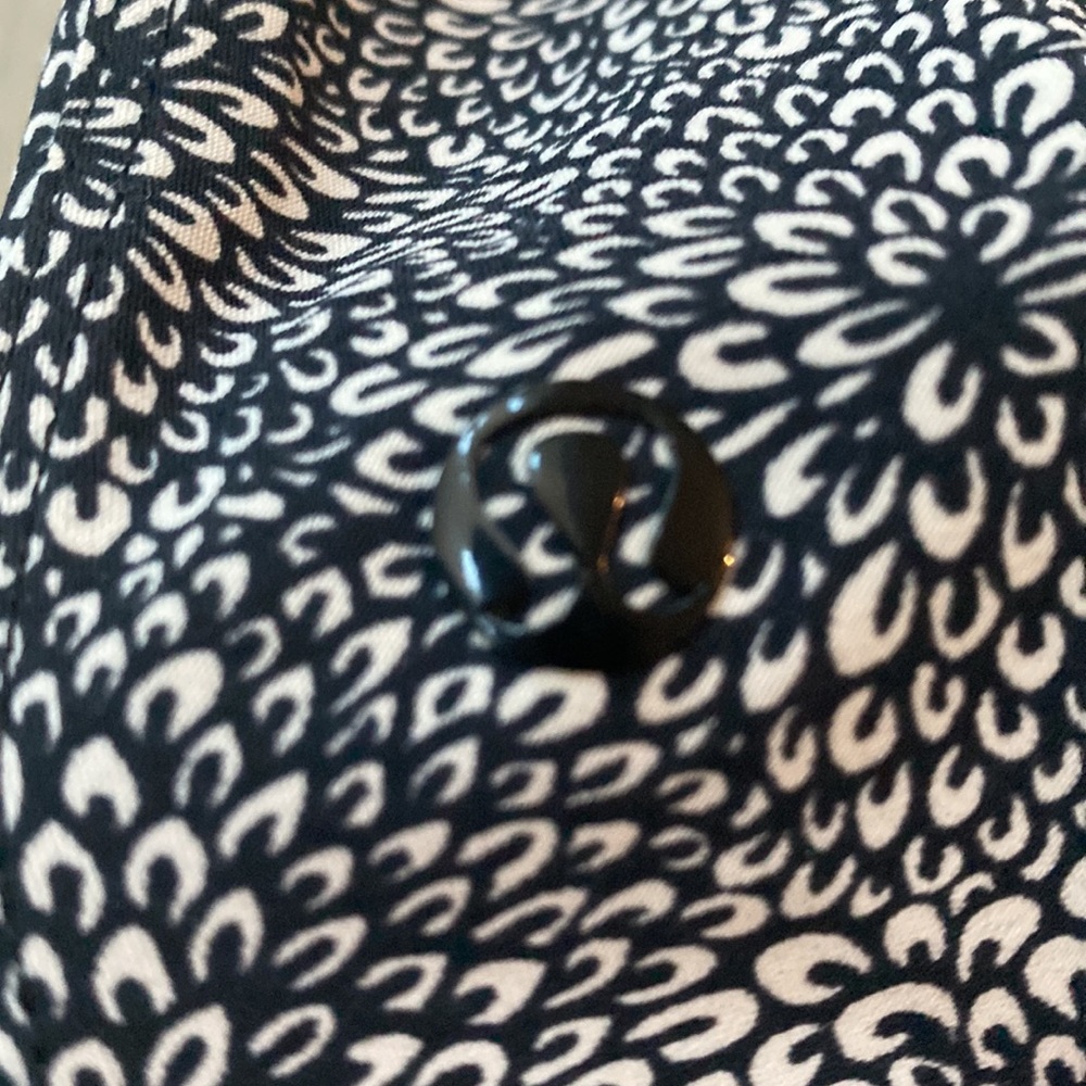 Lululemon floral tank with open back. Size 6 - Picture 3 of 4